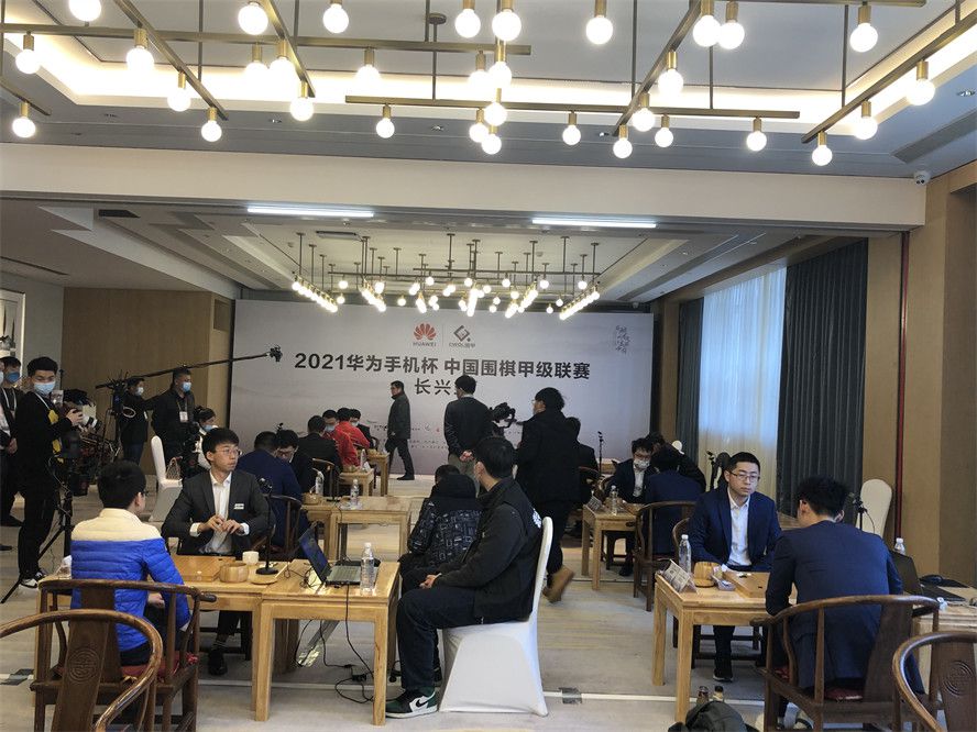 下半场，广东上来一波8-0反超比分，但布莱德索上来里突外投连砍8分，上海回应一波15-3反超回来，沃特斯接连造杀伤止血，周琦受伤离场，但威姆斯能帮助广东咬住比分，末节双方继续展开胶着拉锯战，徐杰三分再次反超，但王哲林篮下取分，布莱德索连续反击，上海还是保持微弱领先，王哲林接连篮下强打扩大领先，布莱德索接连建功，最终上海122-115险胜广东。